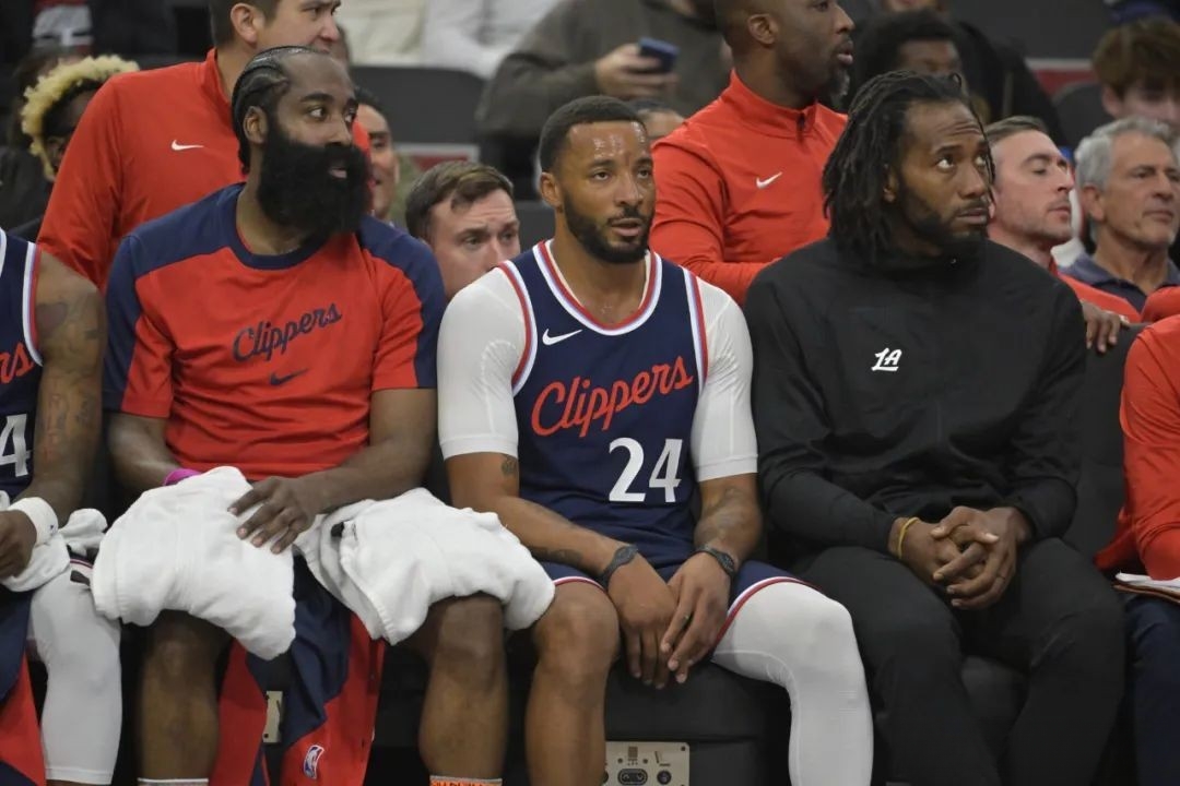 哈登在加拿大队比赛中重返赛场,爆冷引发热议!全场沸腾不已 哈登在加拿大队比赛中重返赛场,爆冷引发热议!全场沸腾不已