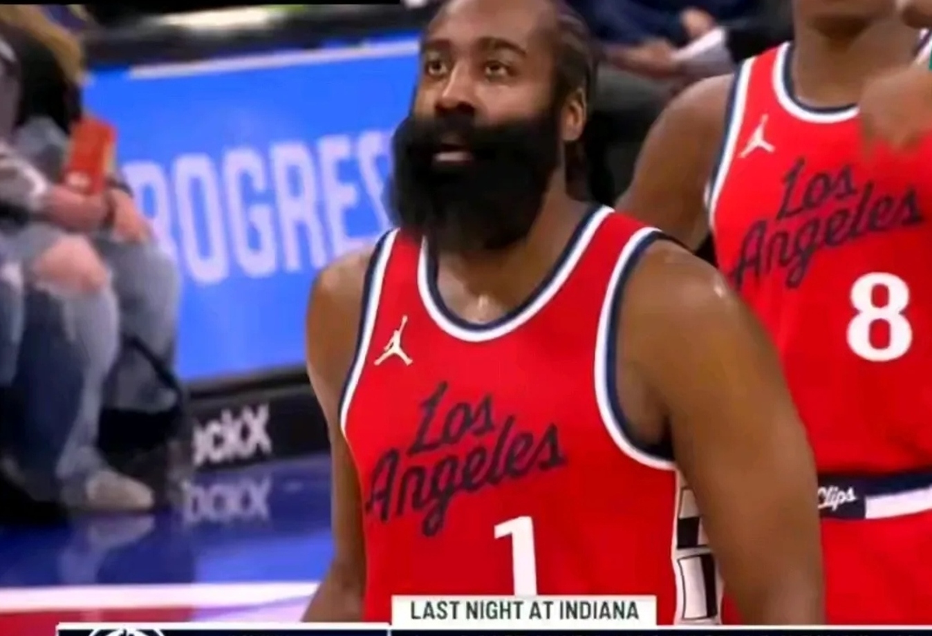 哈登在加拿大队比赛中重返赛场,爆冷引发热议!全场沸腾不已 哈登在加拿大队比赛中重返赛场,爆冷引发热议!全场沸腾不已