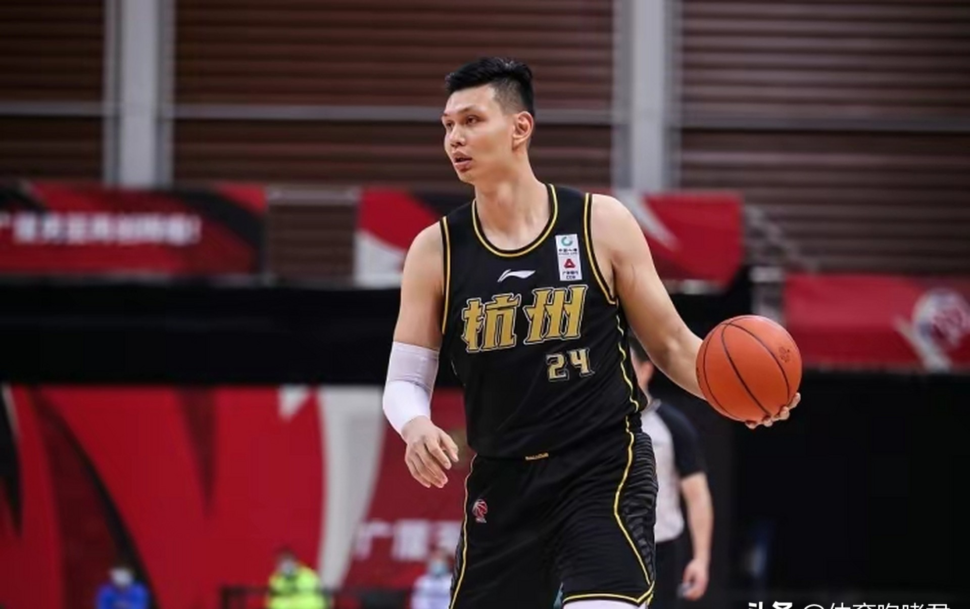 关键时刻欧超杯传出新动向;广厦男篮远射贴柱;管理层表态——气氛紧张;资深球员宣示担当 关键时刻欧超杯传出新动向;广厦男篮远射贴柱;管理层表态——气氛紧张;资深球员宣示担当